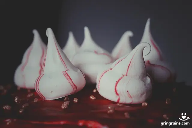 Baiser auf einer Torte