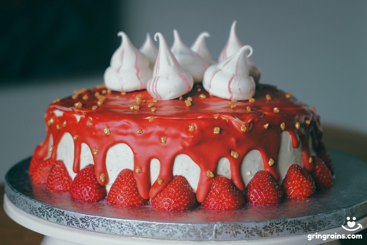 Drip Cake Geburtstagstorte – „Molten Strawberry“