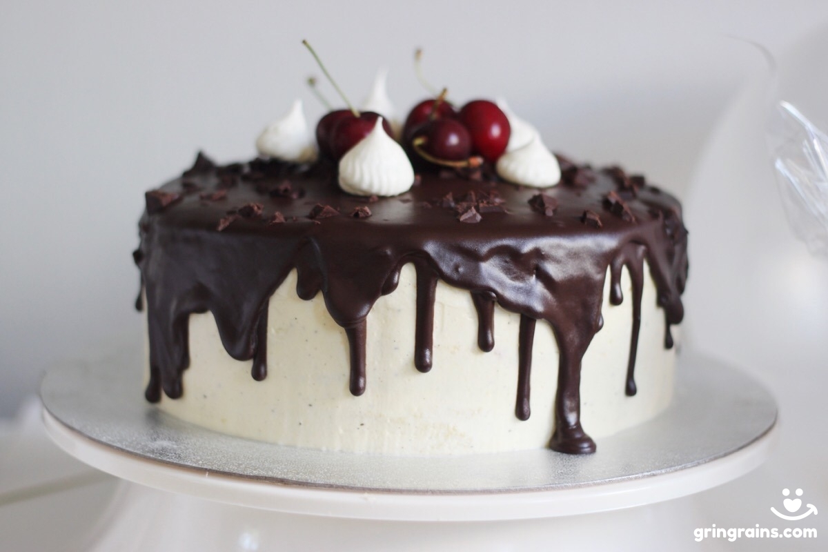 Stracciatella Kirsch Torte – Zartbitter Drip Cake mit Chocolate Chunks