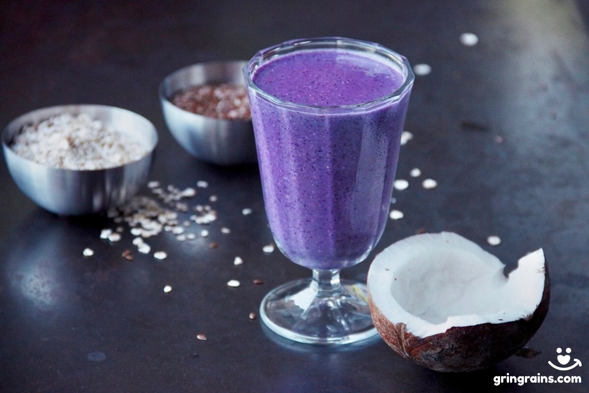 Purple Energy Boost – Dinkelflocken Shake mit Kokosnuss