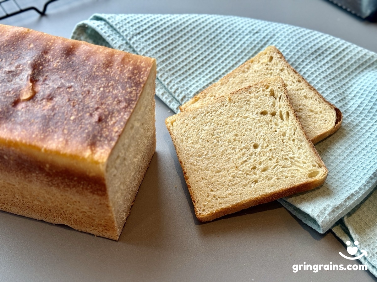 Buttermilch Brot mit Scheiben geschnitten auf einem Tuch